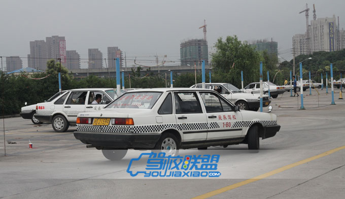 愛(ài)樂(lè)駕校學(xué)員正在訓(xùn)練中
