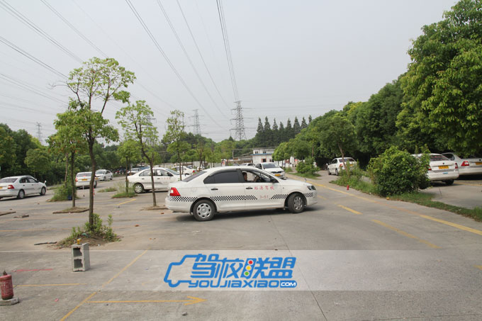 虹港駕校倒車訓練中