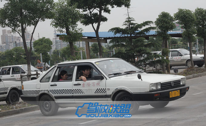 吉隆駕校-科目一倒車入庫