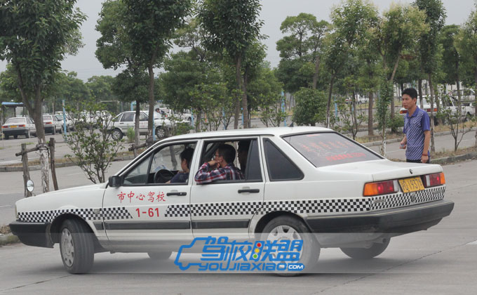 市中心駕校教練正在指導(dǎo)學(xué)員