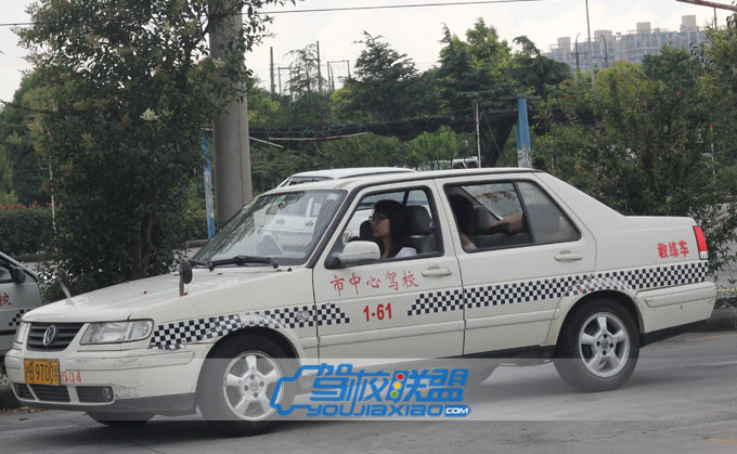 市中心駕校學(xué)員正在練習(xí)中