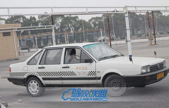 偉民駕校-倒車入庫