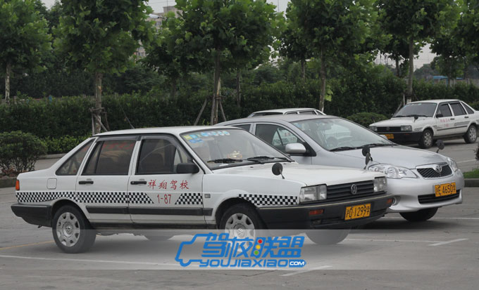 祥翔駕校-倒車入庫訓練中